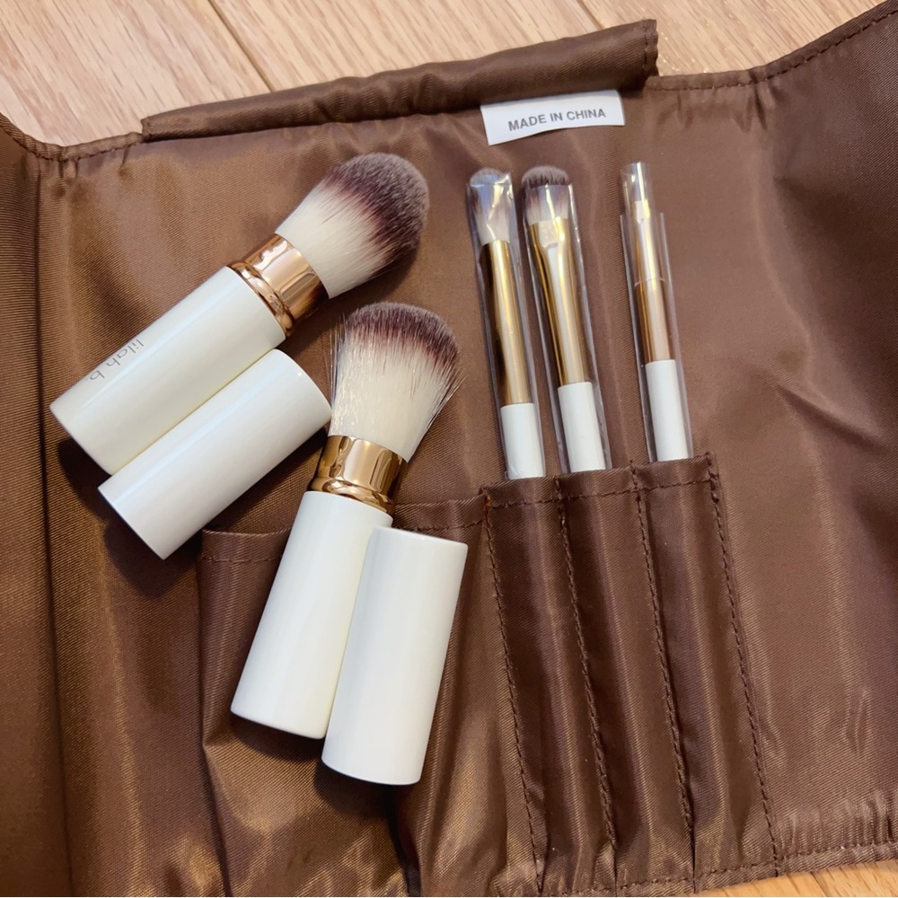 BRAND NEW - LILAH B makeup brush set - 5 brushes w/ pouch